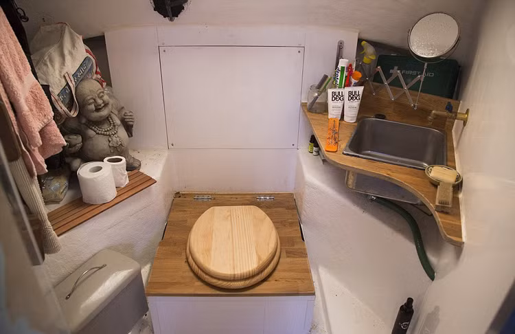 “Căn nhà này” hiện tại đang được neo đậu tại sông Avon gần Bristol, anh cần phải trả 2.000 bảng mỗi năm cho chi phí neo đậu. 