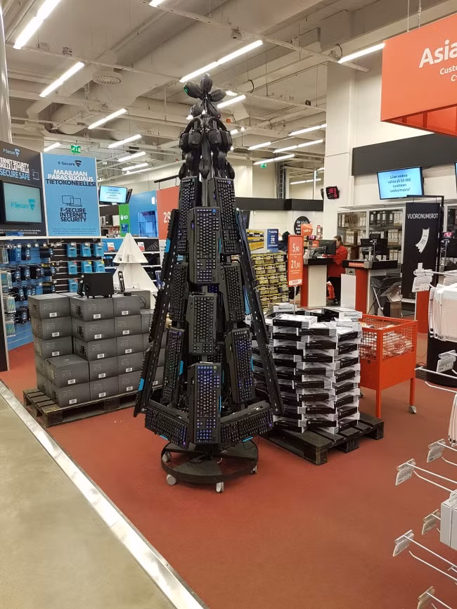 Cây thông được xếp từ những chiếc bàn phím hẳn là lựa chọn dành cho những anh chàng yêu máy tính! Ảnh: Trainghiemhay.