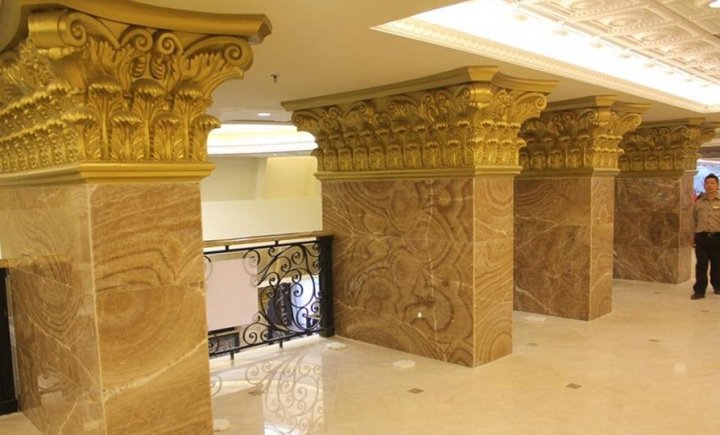 Thời gian gần đây, mẫu cột nhà hình vuông đang được thịnh hành. Như mẫu cột đá hoa cương hình vuông dưới đây rất thích hợp cho những ngôi nhà có diện tích lớn. Ảnh: kimthinhphat.