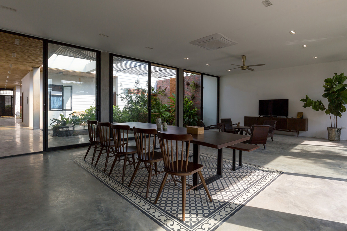 Nội thất trong nhà chủ yếu bằng gỗ, gợi nên sự sang trọng.