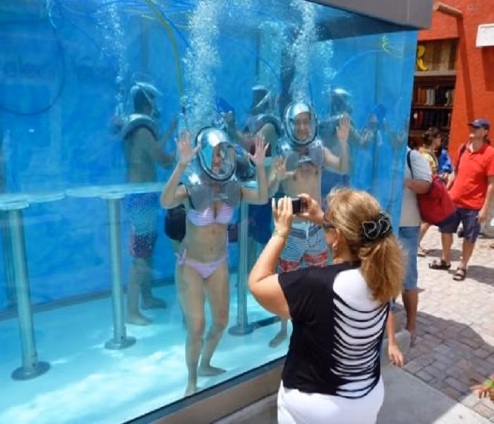 Clear Lounge chỉ mở cửa cho du khách từ 8 tuổi trở lên, giá vé khoảng 38 USD/người.