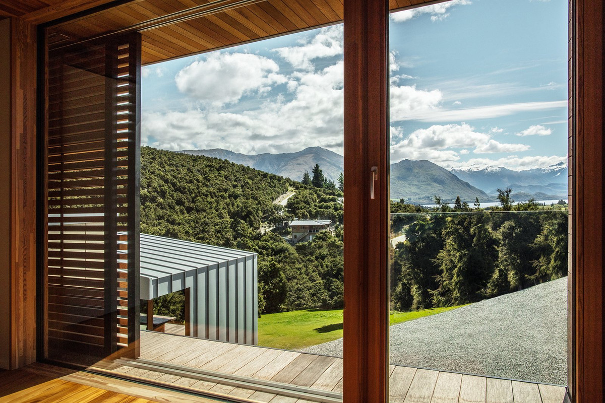 Giống như đá hoặc gạch, đất nung tạo thành một khối nhiệt lớn cân bằng nhiệt độ, hấp thụ và từ từ giải phóng nhiệt trong nhà vào mùa đông và giữ cho nội thất mát mẻ vào mùa hè.