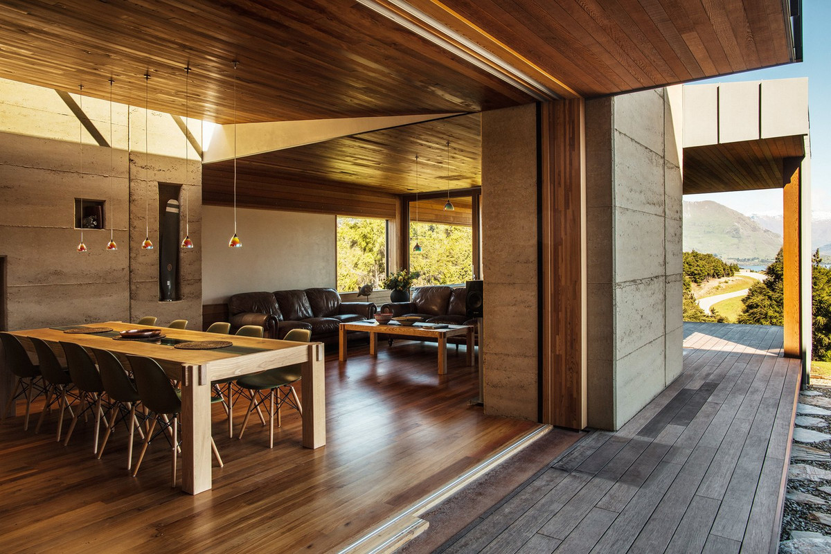 Bộ bàn ăn lớn được làm từ gỗ sồi.