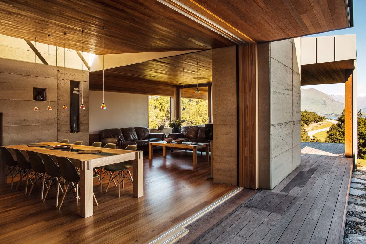 Bộ bàn ăn lớn được làm từ gỗ sồi.