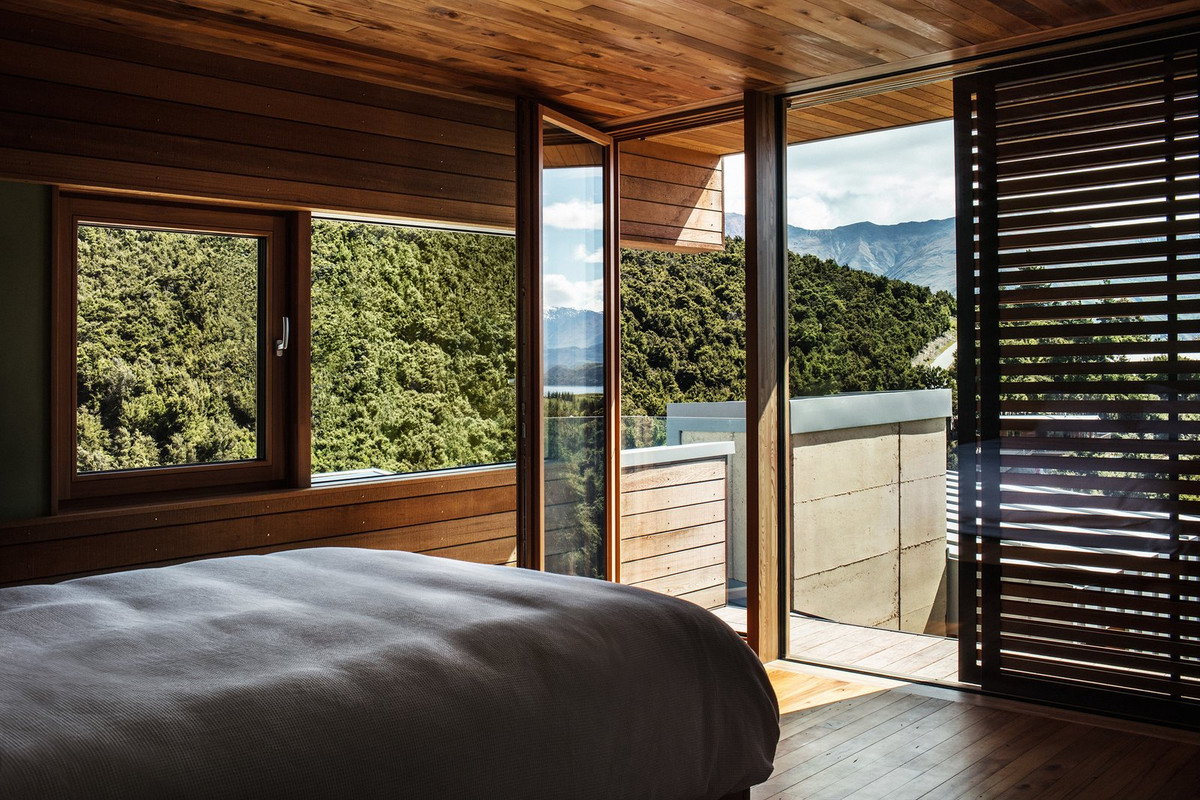 Ngôi nhà có đầy đủ các phòng chức năng như phòng ngủ, phòng khách, phòng ăn, nhà bếp và có cả phòng học, phòng nhạc.