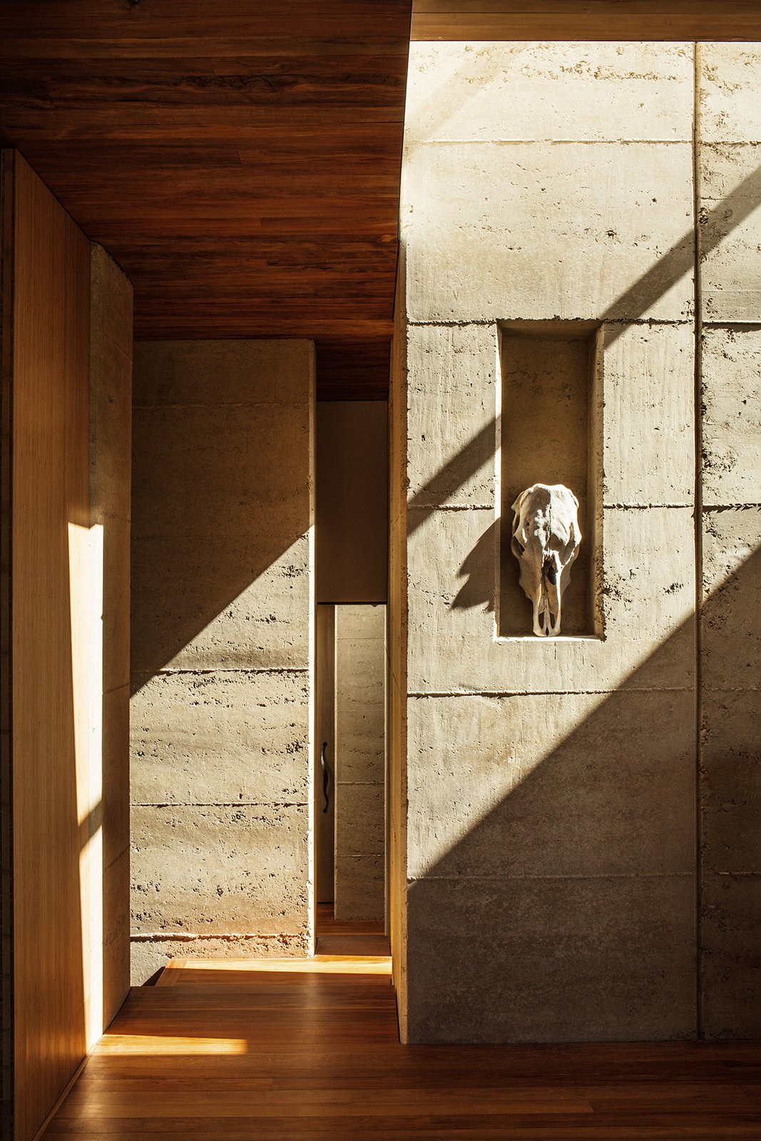 Những bức tường đất nung đem đến vẻ đẹp hoang sơ, mộc mạc.