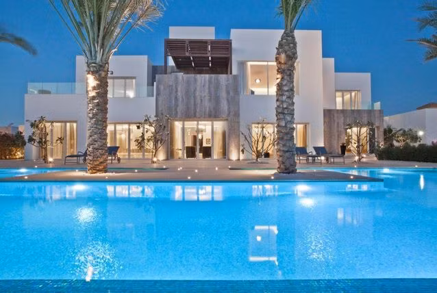 Nói đến Dubai, người ta nghĩ ngay đến một thành phố kiêu sa lộng lẫy. Nhà cửa ở đây cũng vậy, là nơi tập trung những biệt thự xa hoa nhất của giới giàu có.