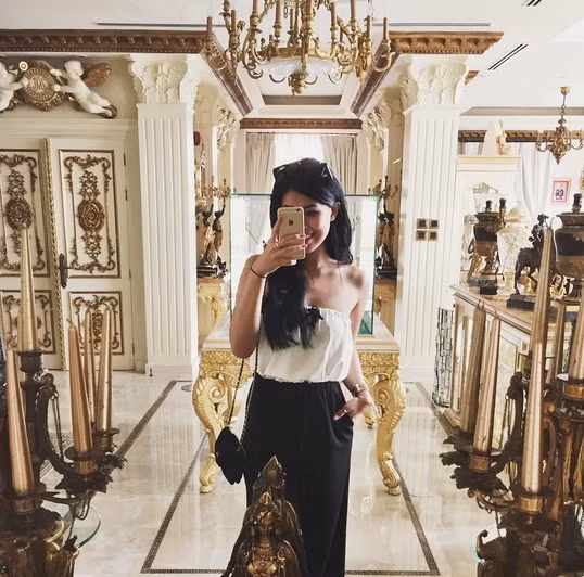 Bên trong biệt thự càng được chăm chút tỉ mỉ hơn gấp ngàn lần bên ngoài. Từ bàn ghế, thảm, trần, hoa văn đều hòa hợp với nhau. Có những chỗ còn dát vàng đồ đạc, tay nắm cầu thang … tất cả đều thể hiện sự xa hoa phú quý đến ngỡ ngàng.