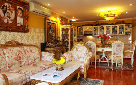 Minh Khang – Thúy Hạnh. Căn biệt thự mang phong cách châu Âu cổ điển của cặp vợ chồng nghệ sỹ này nằm ở chung cư cao cấp quận Bình Thạnh. Với diện tích khiêm tốn chỉ 94m2 nhưng nhờ thiết kế khéo léo mà căn nhà này toát lên vẻ sang trọng và quyến rũ đến từng chi tiết.