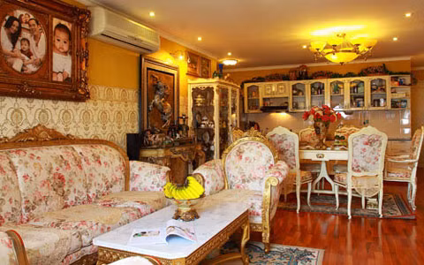 Minh Khang – Thúy Hạnh. Căn biệt thự mang phong cách châu Âu cổ điển của cặp vợ chồng nghệ sỹ này nằm ở chung cư cao cấp quận Bình Thạnh. Với diện tích khiêm tốn chỉ 94m2 nhưng nhờ thiết kế khéo léo mà căn nhà này toát lên vẻ sang trọng và quyến rũ đến từng chi tiết.