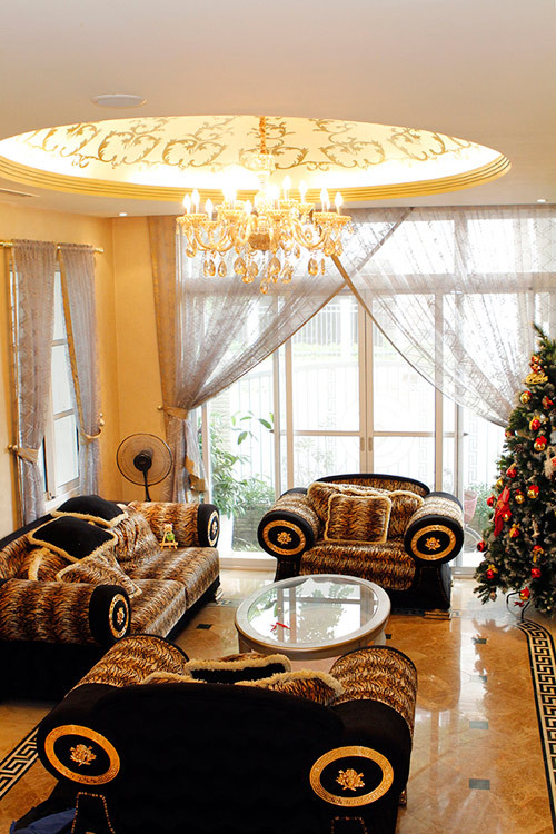 Nội thất trong nhà của Mai Thu Huyền theo phong cách chủ nghĩa tối đa với các chi tiết hoa văn nghệ thuật được lặp lại và đồng nhất. Mái vòm là họa tiết versace óng ánh vàng kết hợp những bộ bàn ghế hay đèn chùm mang đặc trưng phong cách quý tộc châu Âu.