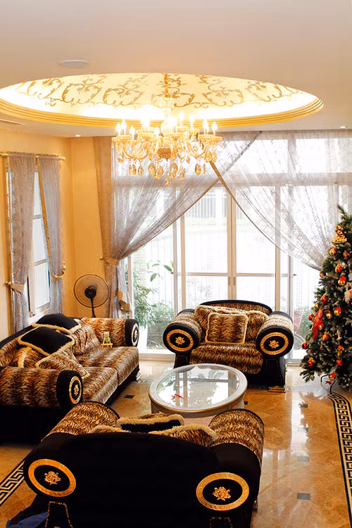 Nội thất trong nhà của Mai Thu Huyền theo phong cách chủ nghĩa tối đa với các chi tiết hoa văn nghệ thuật được lặp lại và đồng nhất. Mái vòm là họa tiết versace óng ánh vàng kết hợp những bộ bàn ghế hay đèn chùm mang đặc trưng phong cách quý tộc châu Âu.