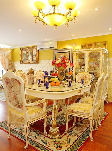 Mỗi căn phòng cũng được trang trí bằng một màu khác nhau, phù hợp sở thích riêng của từng thành viên nhưng nó vẫn theo một chủ đề là hoàng gia châu Âu.