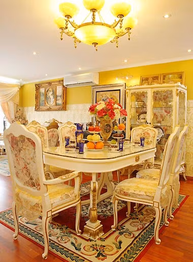 Mỗi căn phòng cũng được trang trí bằng một màu khác nhau, phù hợp sở thích riêng của từng thành viên nhưng nó vẫn theo một chủ đề là hoàng gia châu Âu.