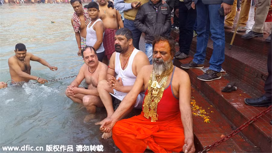 Nguồn tin cho biết, bất kể người tu sĩ này đi đến đâu, ông đều có 7 người bảo vệ hộ tống.