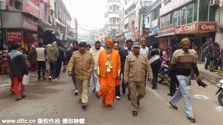 Người đàn ông này thích được người khác gọi là “người cha vàng”, ông thường xuyên xuất hiện với hình ảnh của 7 vệ sĩ và số vàng khổng lồ trên người.