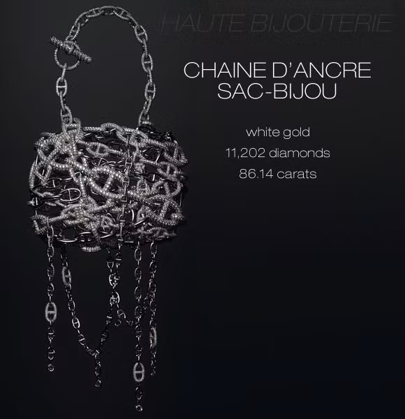Nằm trong bộ sưu tập Haute Bijouterie, Chaine d'Ancre là một trong những chiếc túi Hermes kim cương đắt tiền nhất trên thế giới với giá 2 triệu USD (hơn 44,6 tỷ đồng).
