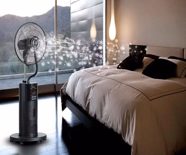 Mọi hoạt động của quạt phun sương đều được điều khiển thông qua một chiếc remote, bạn chỉ việc ngồi một chỗ và điều chỉnh quạt theo ý muốn.