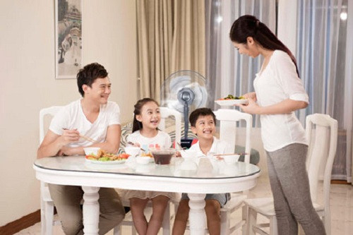 Với phòng ăn hoặc phòng không có quá nhiều thiết bị điện lại, phòng có không gian mở và khó cải tạo để che kín thì quạt phun sương lại là giải pháp tiết kiệm tiền.