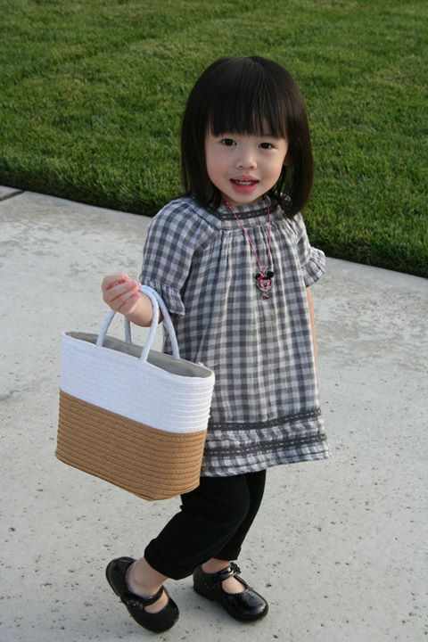 Đứa trẻ sinh ra trong gia đình quyền quý củ gia tộc họ Lý Quý ngay từ nhỏ đã được ăn mặc rất phong cách và sành điệu.