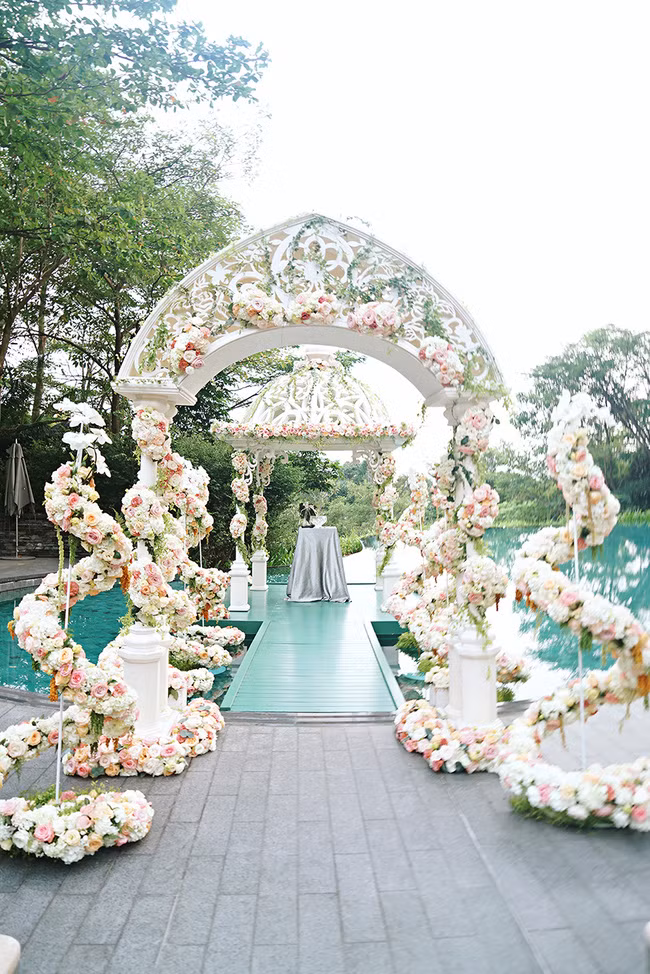 Lễ đường được dựng lên ngay giữa hồ bơi với những trụ hoa tươi cao xoắn tuyệt đẹp.