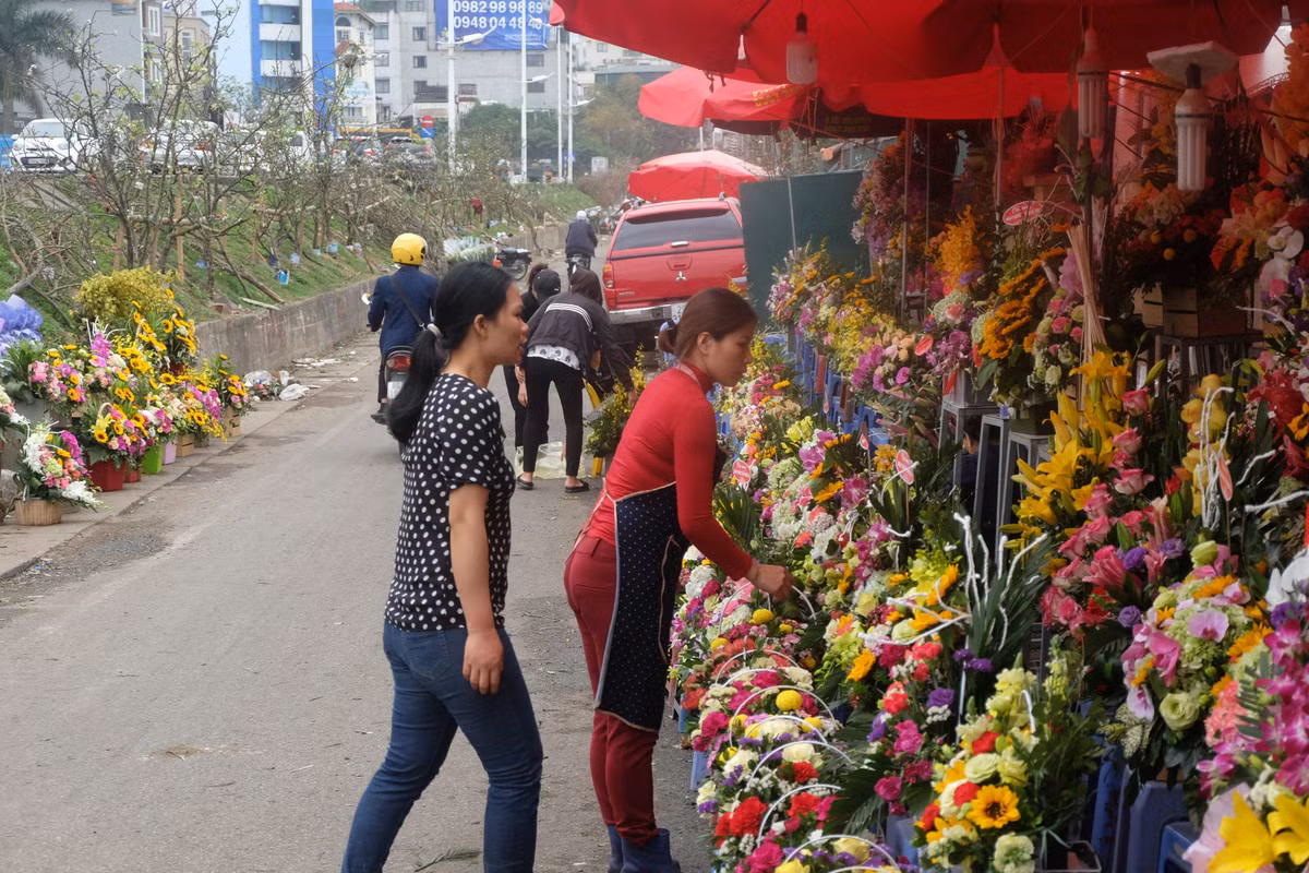 Lẵng hoa cắm sẵn cũng được nhiều hàng hoa tung ra trong dịp 8/3. Trung bình, giá mỗi lẵng ở mức 300.000 - 800.000 đồng.