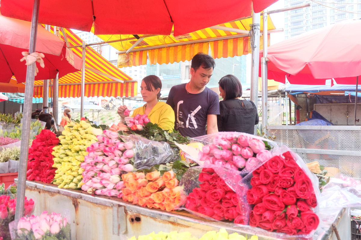Theo các tiểu thương, hoa được nhà vườn Đà Lạt, Vĩnh Yên, Tây Tựu... chở về từ đêm, phân phối cho các kiot tại chợ đầu mối.