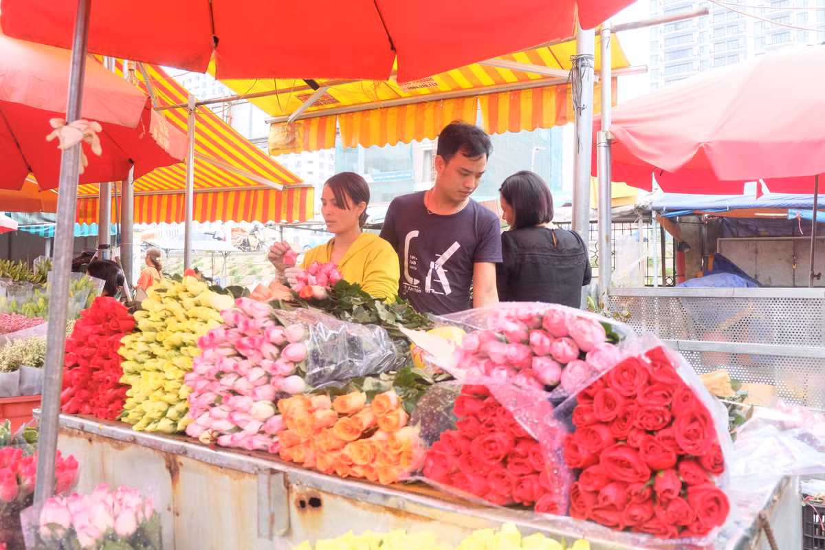 Theo các tiểu thương, hoa được nhà vườn Đà Lạt, Vĩnh Yên, Tây Tựu... chở về từ đêm, phân phối cho các kiot tại chợ đầu mối.