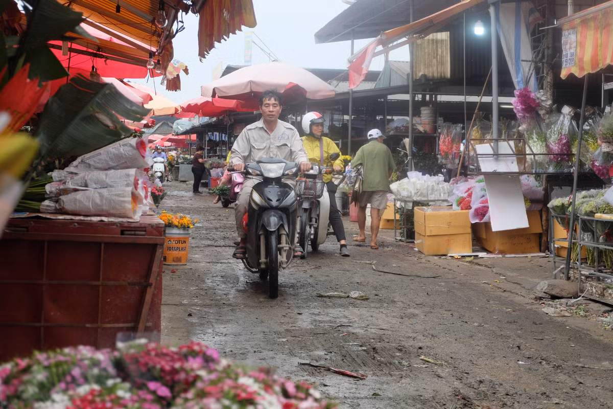 Khu chợ hoa đầu mối vốn chỉ họp vào khoảng thời gian từ 3-4h sáng nay tấp nập cả ngày vì lượng hàng đổ về tăng gấp 4-5 lần.