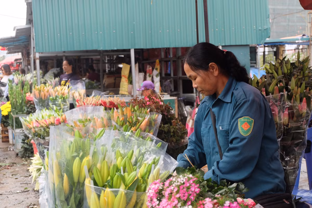 Các tiểu thương tại chợ hoa chia sẻ, để kịp đổ hàng cho khách, nhiều người đã thức trắng 2-3 đêm liên tiếp. Ra Tết, đây là thời điểm để các chủ hàng hoa hốt bạc.
