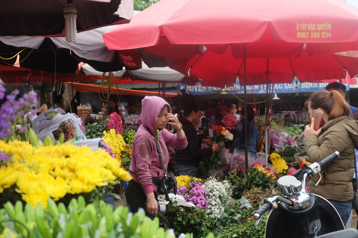 Hoa hồng các màu có giá nhập buôn từ 100.000 đồng/bó (tùy loại và số lượng cành). Ngoài ra, các loại hoa cắm kèm như hoa baby có giá đổ buôn là 150.000 đồng/bó.