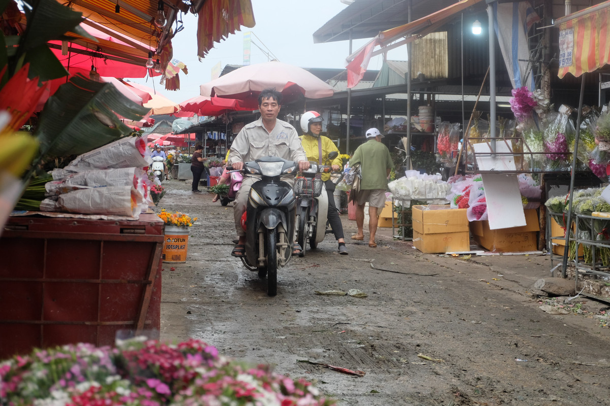 Khu chợ hoa đầu mối vốn chỉ họp vào khoảng thời gian từ 3-4h sáng nay tấp nập cả ngày vì lượng hàng đổ về tăng gấp 4-5 lần.