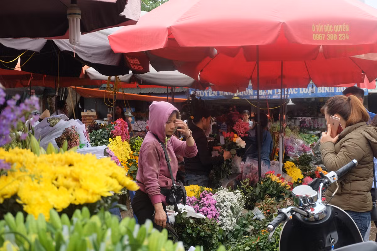 Hoa hồng các màu có giá nhập buôn từ 100.000 đồng/bó (tùy loại và số lượng cành). Ngoài ra, các loại hoa cắm kèm như hoa baby có giá đổ buôn là 150.000 đồng/bó.