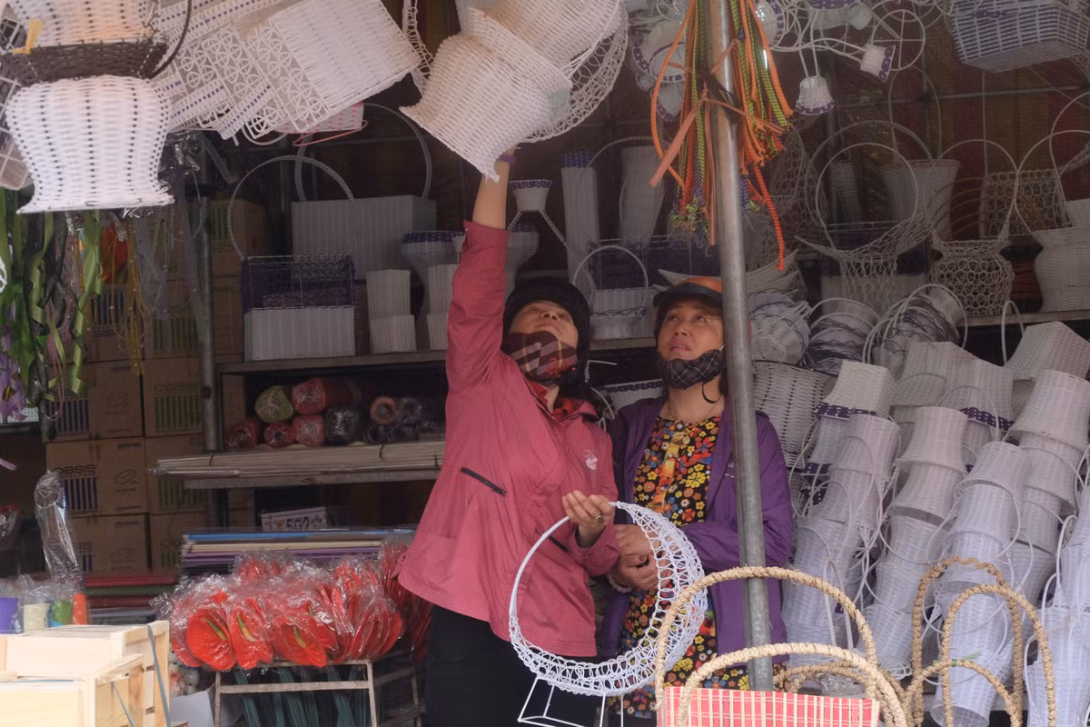 Ngoài gian hàng hoa, cửa hàng bán lẵng hoa, bình hoa cũng rất đông khách. Trung bình, lẵng hoa làm bằng cói hoặc sắt có giá 50.000 - 150.000 đồng/chiếc (tùy theo kích thước).