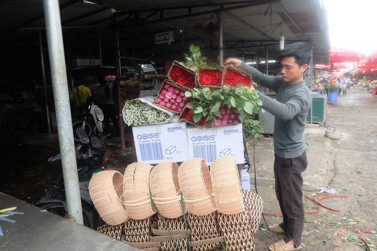 Trong ngày này, dịch vụ chở hoa giao cho các cửa hàng tại Hà Nội cũng nở rộ.