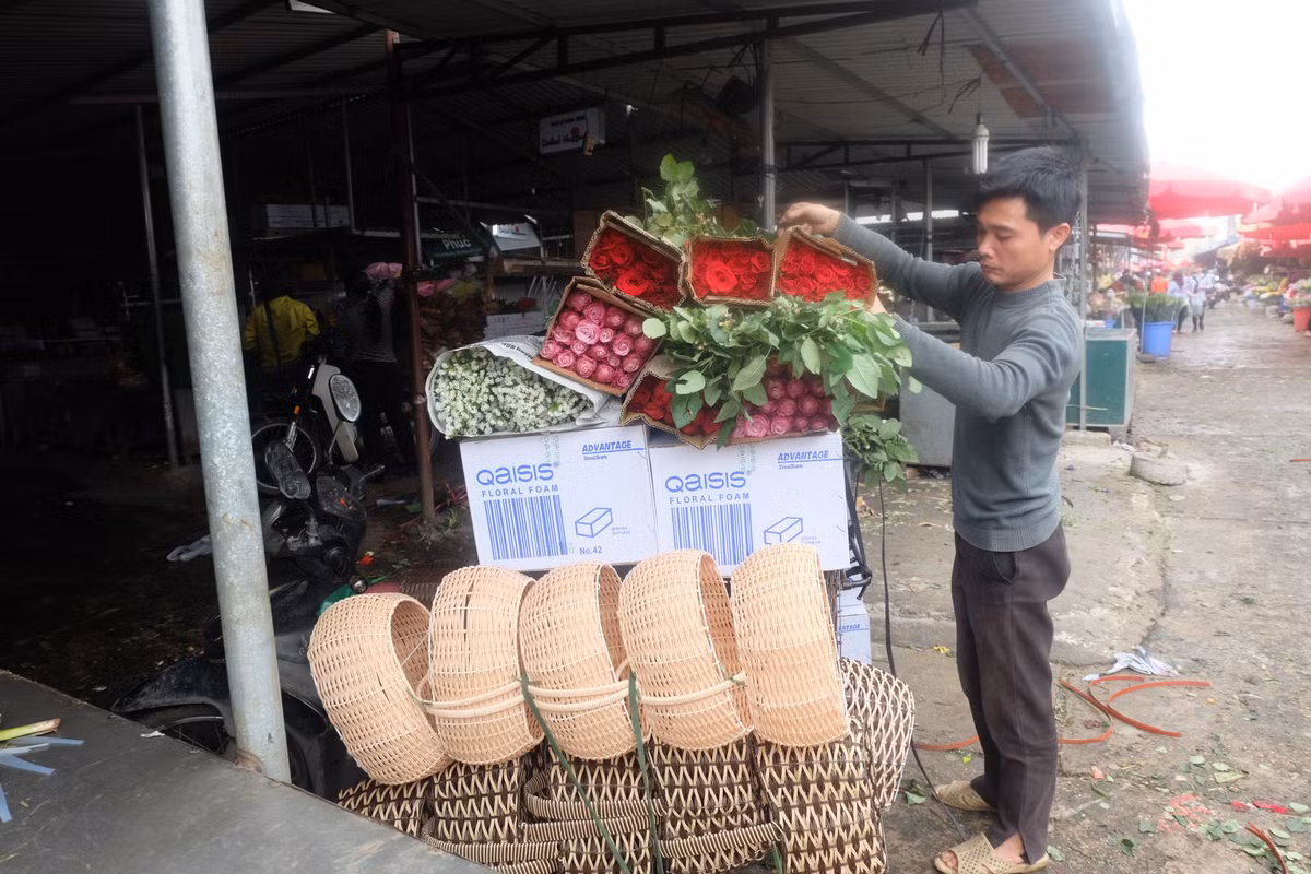 Trong ngày này, dịch vụ chở hoa giao cho các cửa hàng tại Hà Nội cũng nở rộ.