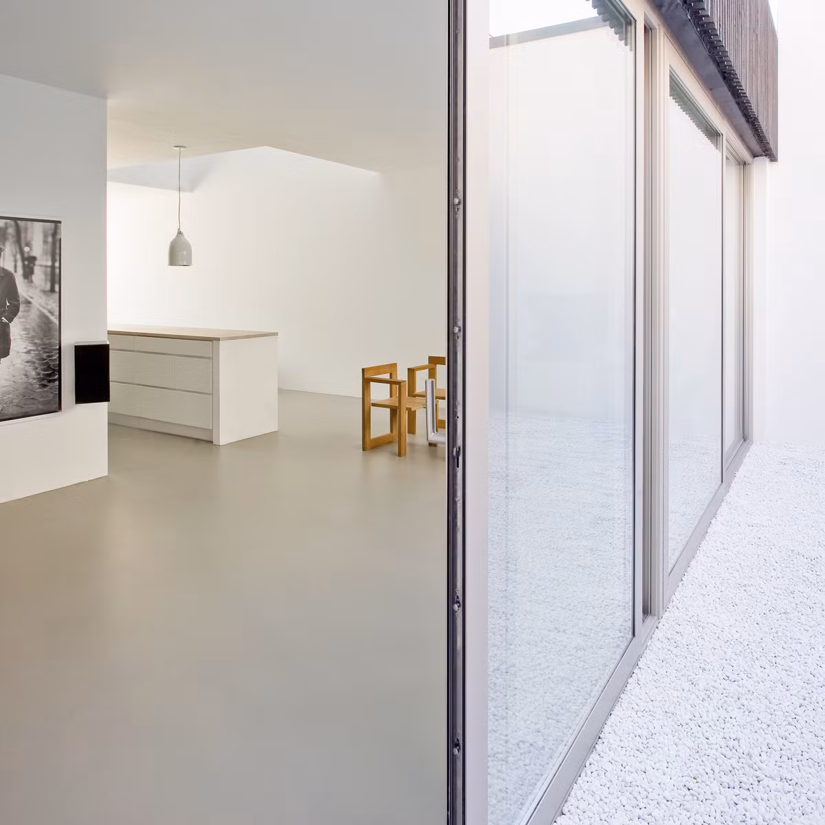 Giếng trời làm sáng bừng cả ngôi nhà.