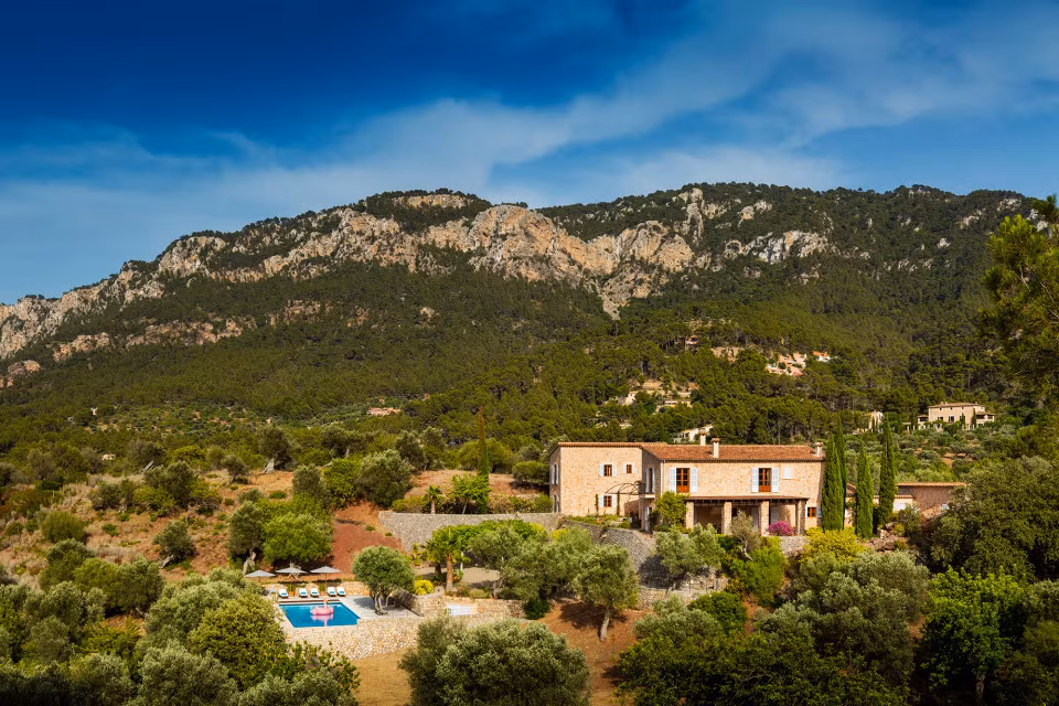 Tỷ phú này có rất nhiều bất động sản trên khắp thế giới và mới đây lại tăng thêm bộ sưu tập của mình với khu đất 2 căn biệt thự ở Mallorca, Tây Ban Nha.