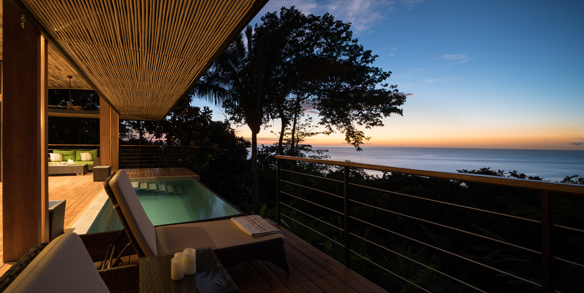 Khung cảnh tuyệt đẹp tại ngôi nhà giữa rừng Earth and Sea House lúc hoàng hôn. Ảnh: Roberto Ambrosio.