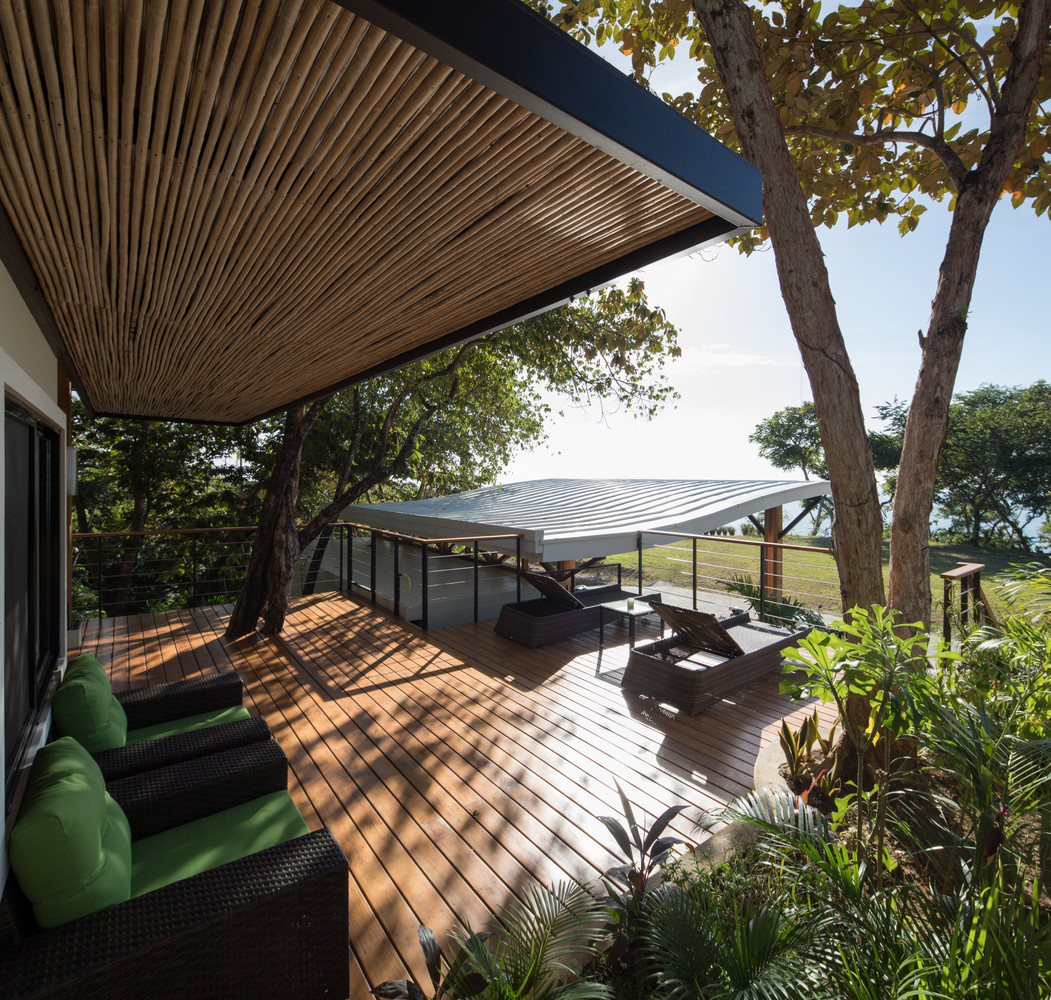 Trong quá trình xây dựng Earth and Sea House, đội ngũ thi công đã không đốn hạ cây xanh mà giữ chúng lại.