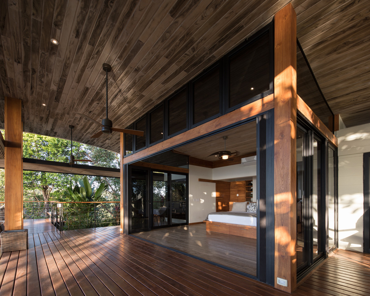 Hệ thống cửa sổ và tường kính trong suốt cho phép con người kết nối, tương tác tối đa với không gian bên ngoài.