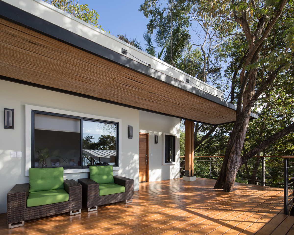 Ngôi nhà nằm ẩn mình dưới những lùm cây xanh mướt rất đẹp, bình yên và thơ mộng.