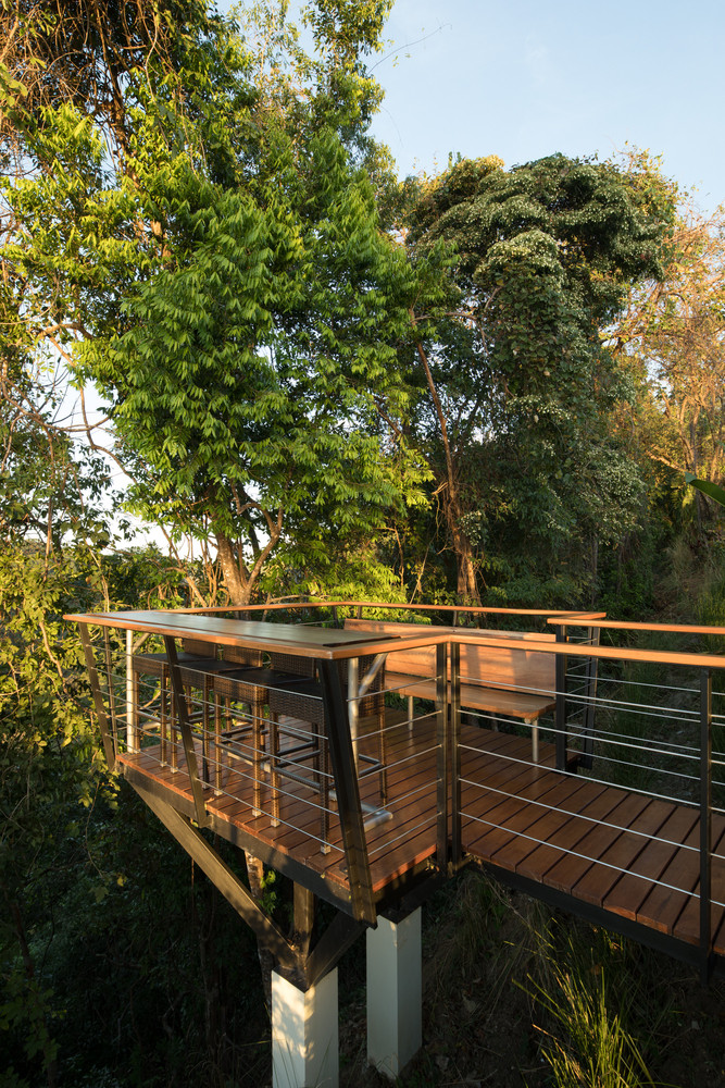 Nằm giữa rừng cây, Earth and Sea House đem đến cảm giác yên tĩnh, bình yên đến lạ.