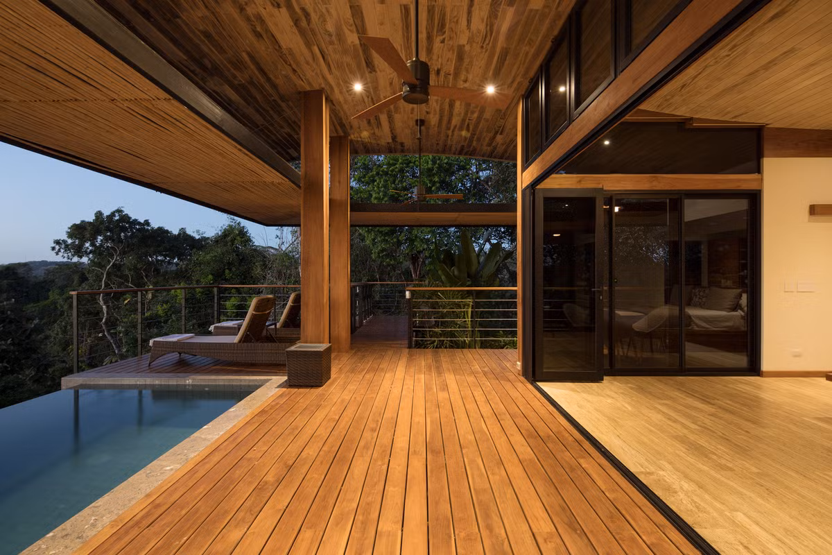 Ấn tượng đầu tiên khi nhìn ngôi nhà này đó chính là cảm giác thân quen, gần gũi với thiên nhiên.