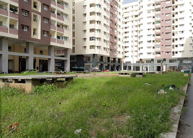 Cũng theo Đầu tư chứng khoán, những khu đất được cho là khu tiện ích này cỏ dại mọc um tùm, trở thành ao tù nước đọng mỗi khi trời mưa. Ngoài ra, khu đất này cũng trở thành nơi tập kết rác thải nên có mùi hôi nồng nặc. Ảnh: Reatimes.