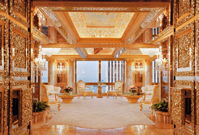 Penthouse của ông Donal Trump trị giá hơn 100 triệu USD, được thiết kế mô phỏng kiến trúc của lâu đài Versailes, Pháp, trang trí lộng lẫy ngay từ lối vào.