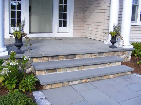 Trong đó, bậc tam cấp bằng đá không chỉ đẹp mà còn có độ bền vĩnh cửu với thời gian. Ảnh: stoneonecorp.