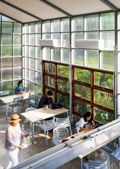 Nắng tràn vào bên trong quán.