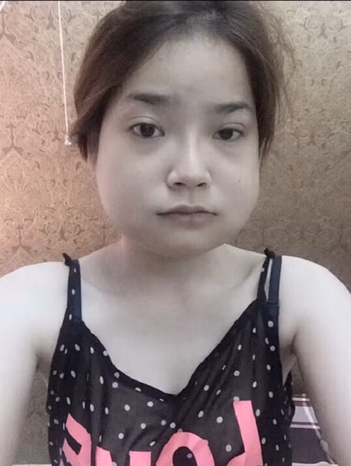 Từ nhỏ cô đã hay bị bạn bè và những người xung quanh trêu chọc, chỉ trỏ, bàn tán không hay. Đến khi đi học chẳng ai chịu chơi chung với 1 “con bé” vừa đen vừa xấu như Phương Thảo cả. Khi đi làm thì ngoại hình kém duyên là cản trở lớn, nhận thức được điều đó, Phương Thảo đã quyết định thay đổi.