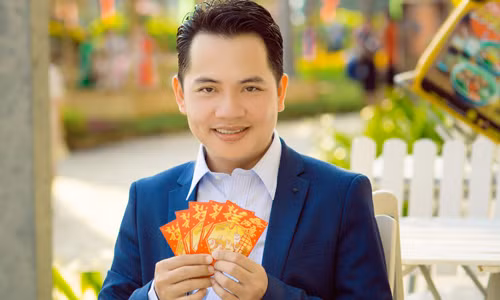 Cuối năm 2007, khi đã học hết tất cả các chứng chỉ về chứng khoán, địa ốc và thất bại với 3 lần lập công ty đều phá sản. Sau đó, khi đã khôi phục được vị trí trong một công ty bất động sản lớn thì anh lại từ bỏ và khởi nghiệp lần nữa với Công ty Tư vấn Đầu tư Phú Vinh. Lần này thì giám đốc trẻ đã rất thành công khi chỉ trong 2 năm nhưng đã xây dựng được 2 thương là Ruby Home và Nhà Ngon.